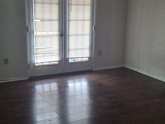 4th image of 3992 Versailles Dr