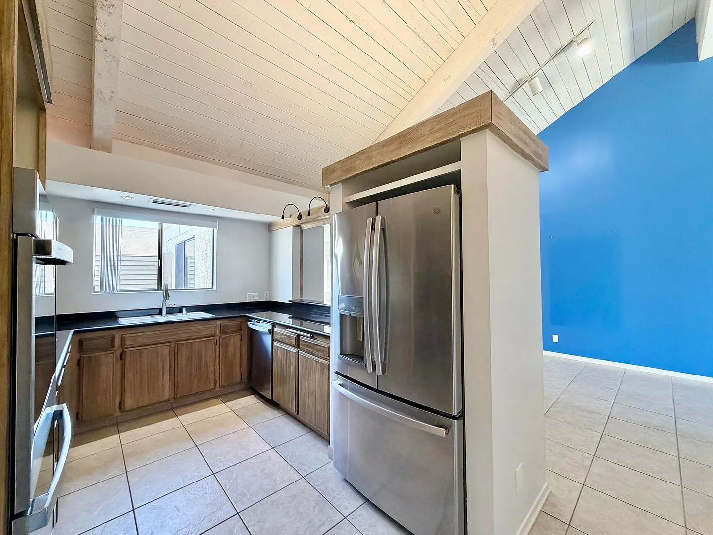 Available Now Beautiful 2-Bedroom, 2-Bathroom Condo In Mission Hills! — Photo 4