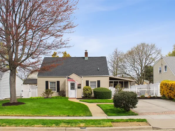 13 Plow Lane, Levittown, NY 11756