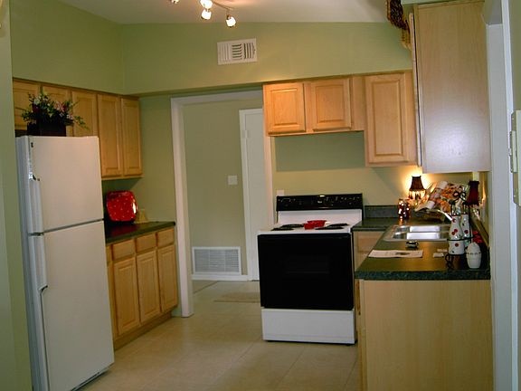 3rd image of 1610 Clematis Ln