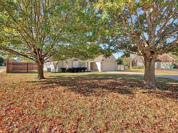 3rd image of 901 Oakdale Cir