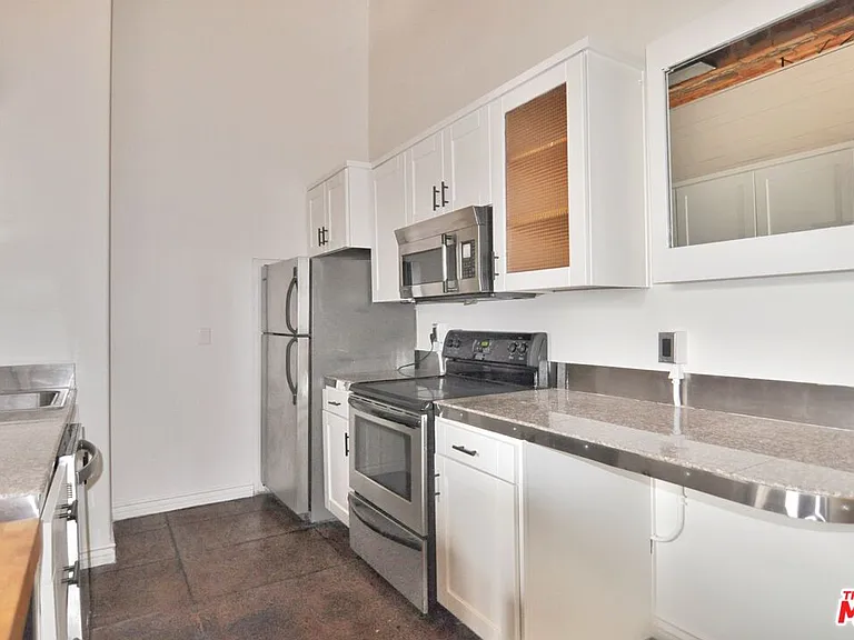 215 W 7th St #1404 — Photo 16