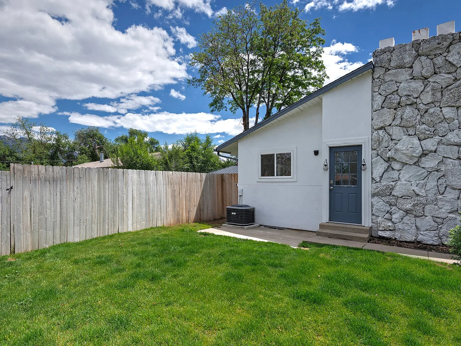 Spacious & Flexible 5-Bedroom Rental in Prime Murray Location — Photo 4
