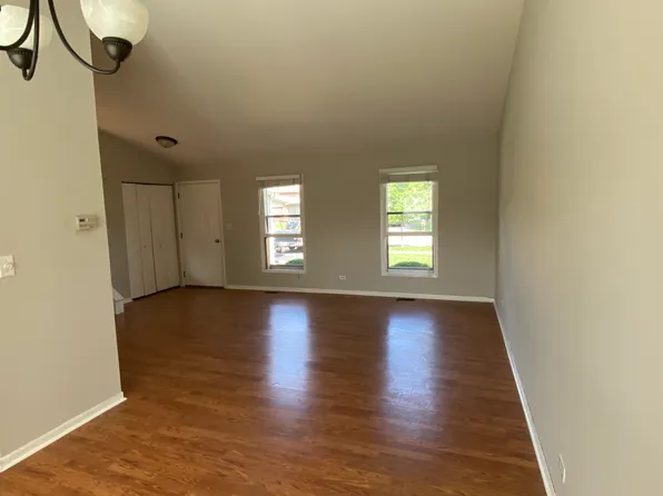 7010 Creekside Rd, Downers Grove, IL 60516