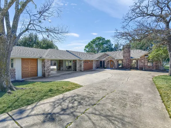 1320 Kiowa Dr E, Lake Kiowa, TX 76240