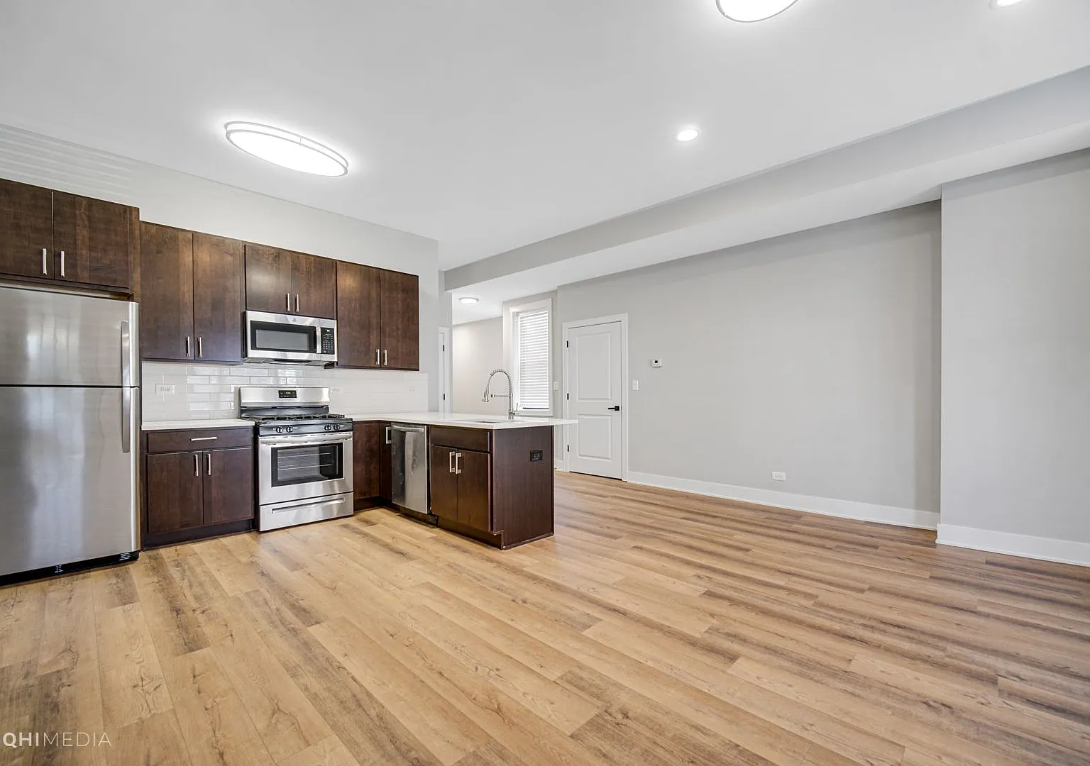2735 W Polk St — Photo 4