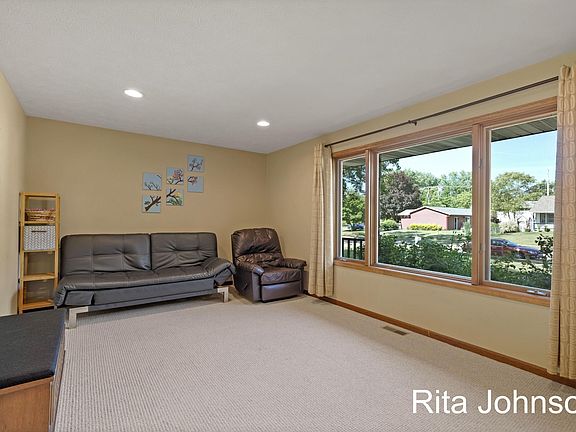 5th image of 718 Faircrest Ave NW