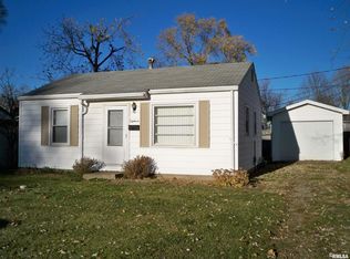 18 Hedge Dr, Springfield, IL 62702