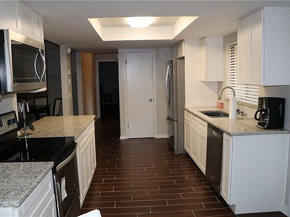 4th image of 8015 Bay Lakes Ct