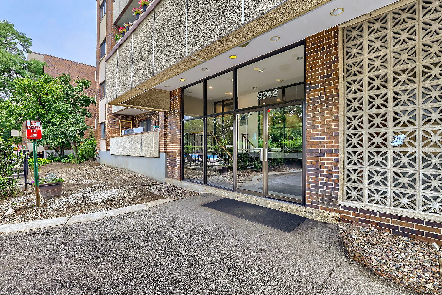 2 bed, 1700 sqft, $2,900 — Photo 1