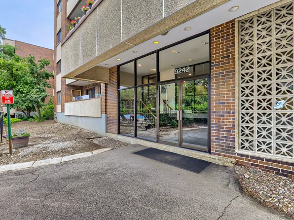 9242 Gross Point Rd APT 107, Skokie, IL 60077