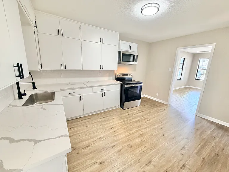 318 Uvalde St — Photo 13