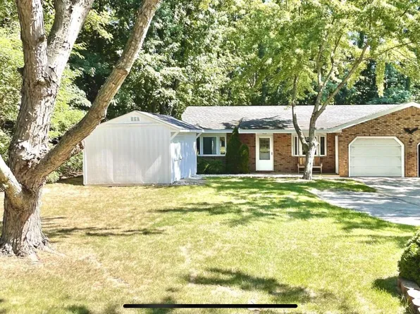 3925 Reinhardt Dr, Stevensville, MI 49127