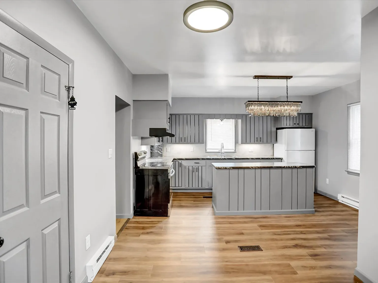 Beautiful, spacious 3 bed 2 bath single family home for rent — Photo 2