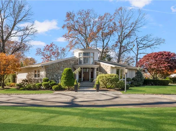 315 Meshanticut Valley Pkwy, Cranston, RI 02920