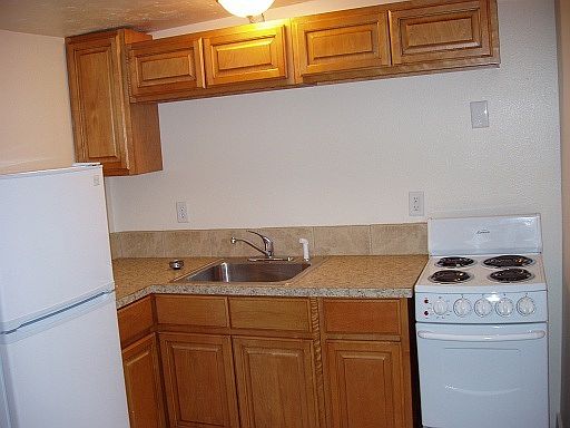 2nd image of 425 Maple St APT 4
