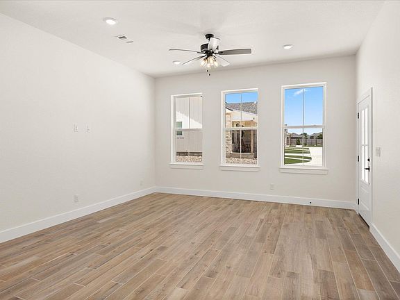 4th image of 802 S Creek St Unit 101