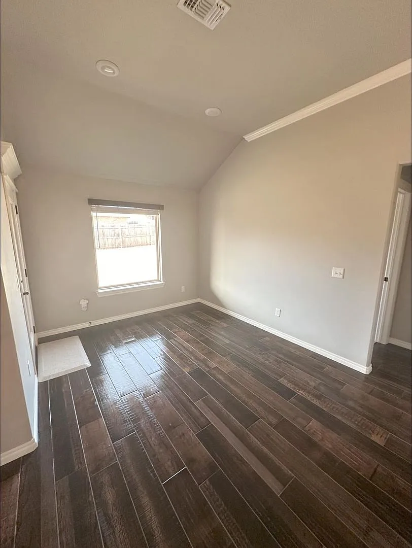 4 Bedroom Home in Edmond — Photo 4