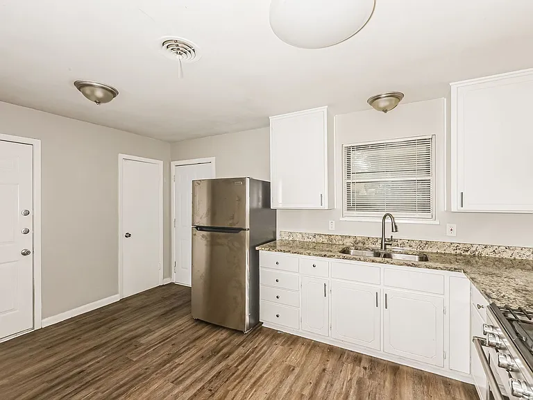 2207 Dennis St — Photo 5