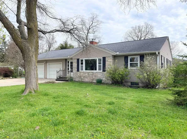 304 Iowa Ave, Decorah, IA 52101