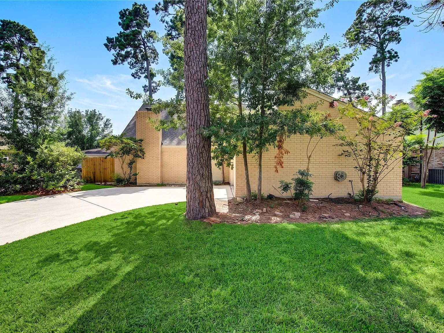 4 bed, 2.0 bath, 1985 sqft, $2,350 — Photo 4