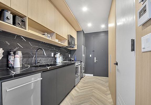 4th image of 881 Lexington Ave APT 405