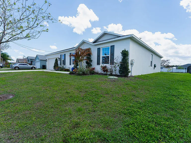 138 SW Carter Ave — Photo 1