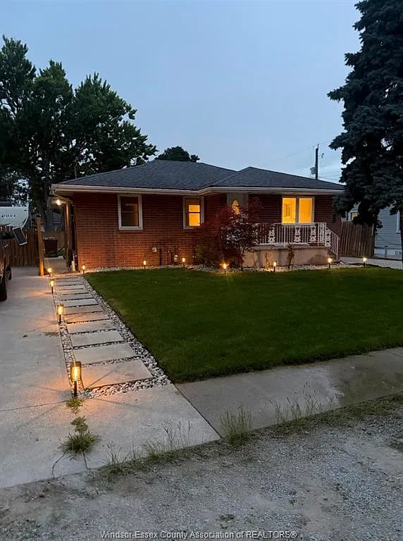 3 bed, $2,300 — Photo 1