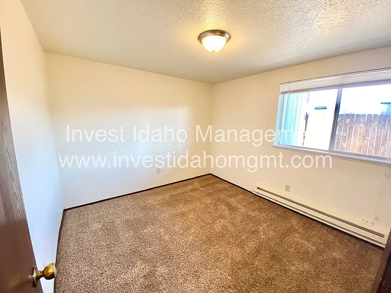 1057 Melrose — Photo 10