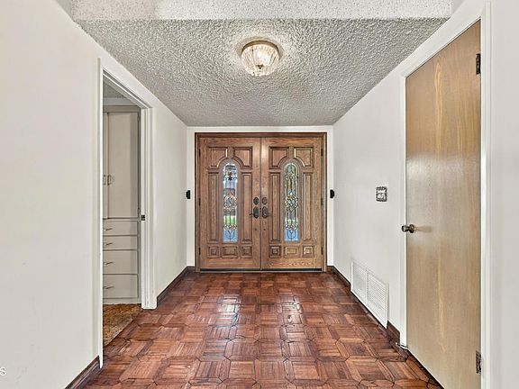 5th image of 388 E Gainsborough Rd