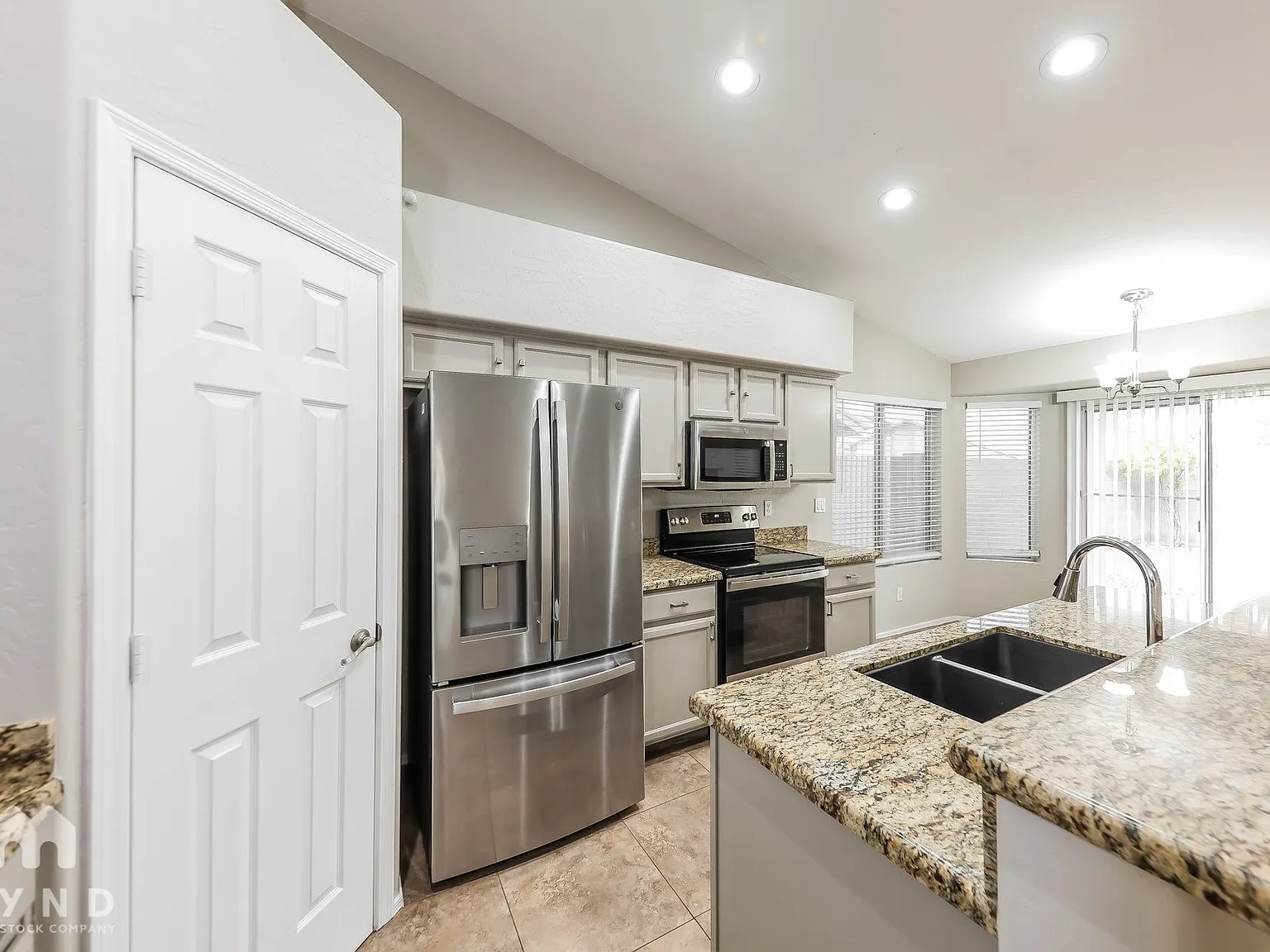 3 bed, 2.0 bath, 1608 sqft, $2,325 — Photo 2