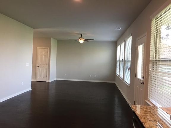 3rd image of 274 Blackthorn Ln