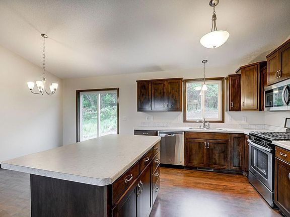 5th image of 905 10th Ave NE