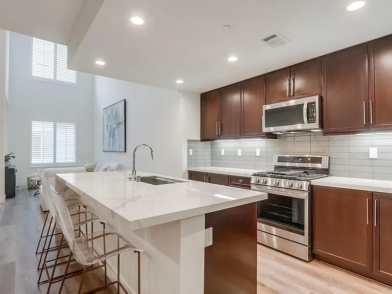 65 Waldorf — Photo 17