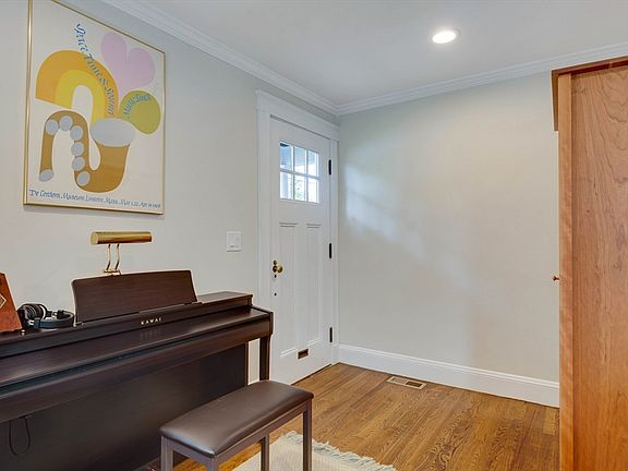5th image of 119 Medford St #119