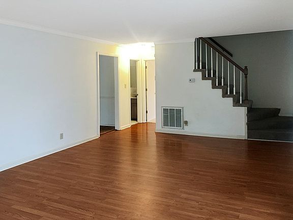 3rd image of 117 Mossland Dr