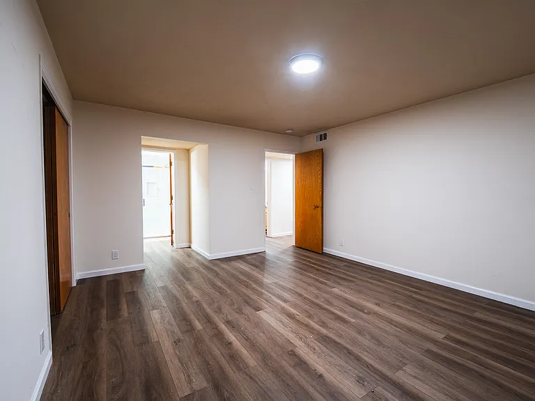 Bellevue Towers Apartments — Photo 10
