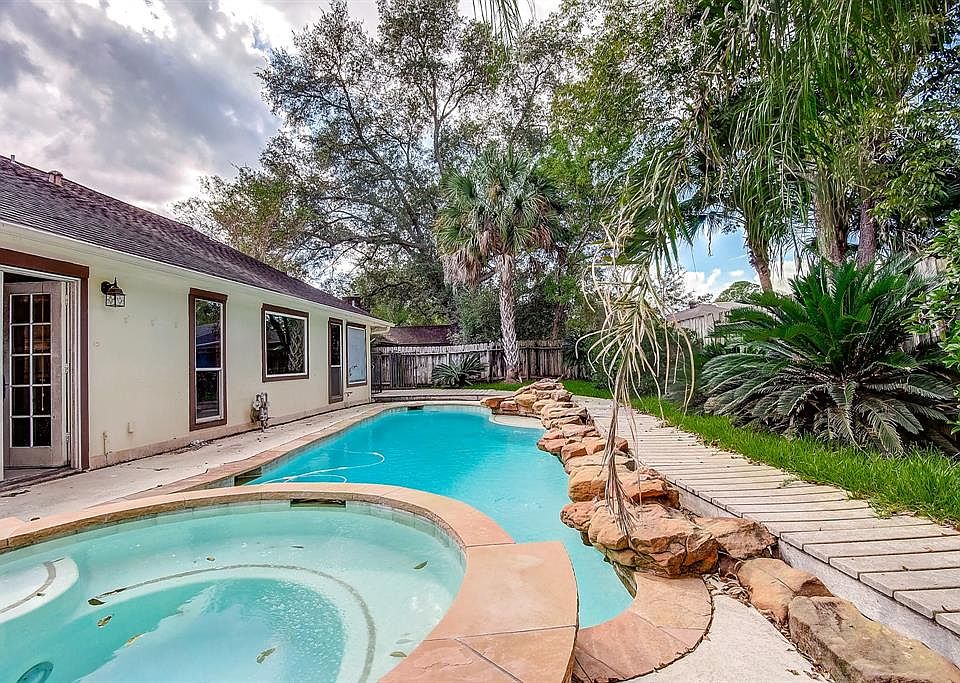1st image of 15622 Sandy Hill Dr