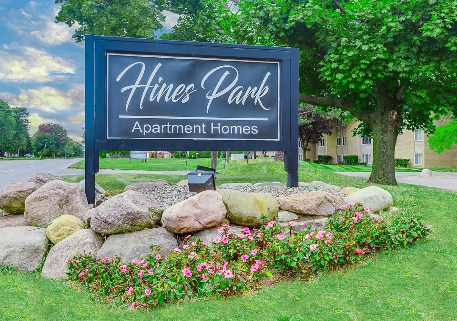 Hines Park Apartments — Photo 1