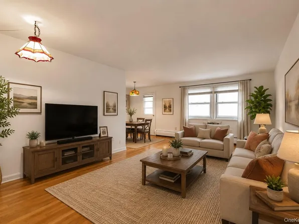 45 Hill Park Avenue #3D, Great Neck, NY 11021