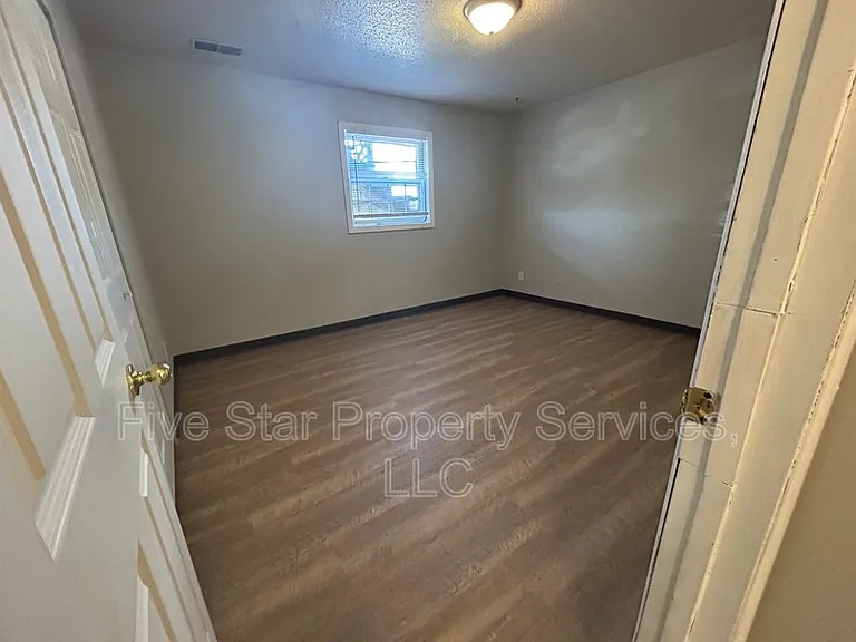 Lake Shore Apartments — Photo 19