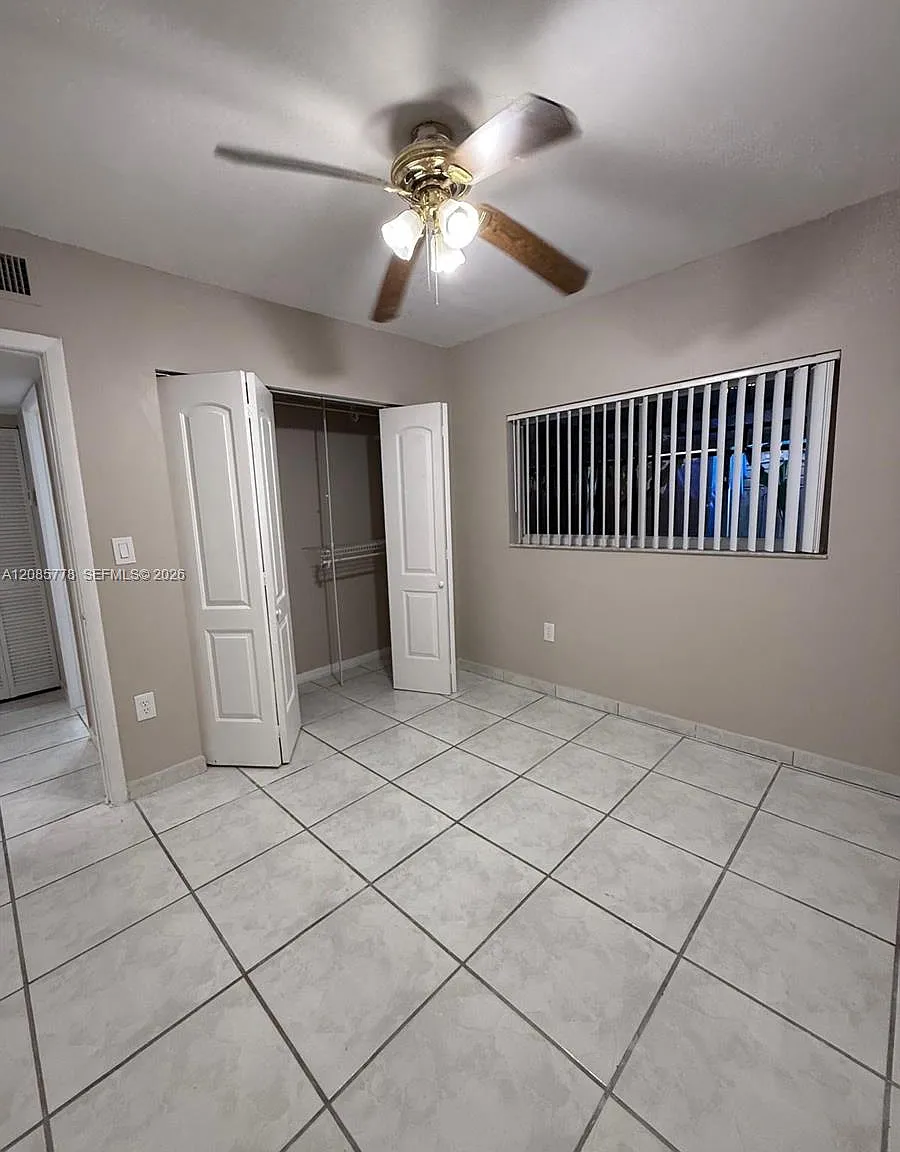 El Prado Xi Condo — Photo 1