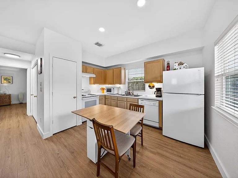 1318 Dennis St — Photo 12
