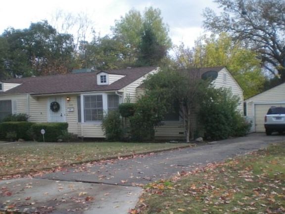 2nd image of 826 E Saginaw Way