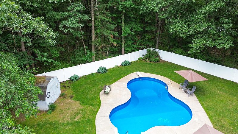 4th image of 33 Wineberry Lane
