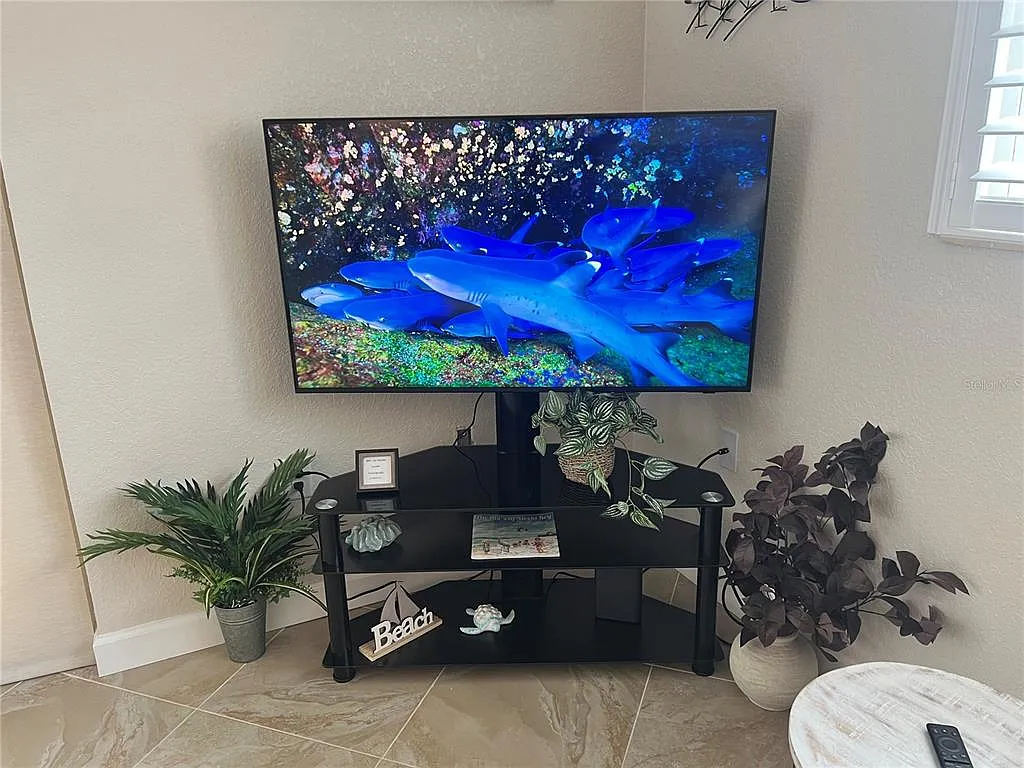 2 bed, 1.5 bath, 836 sqft, $8,040 — Photo 3