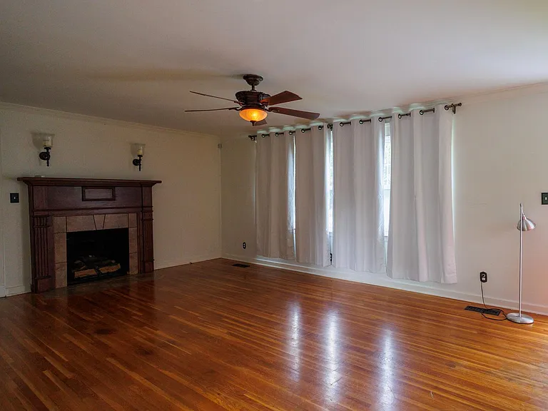 1119 Greenslake Rd — Photo 4