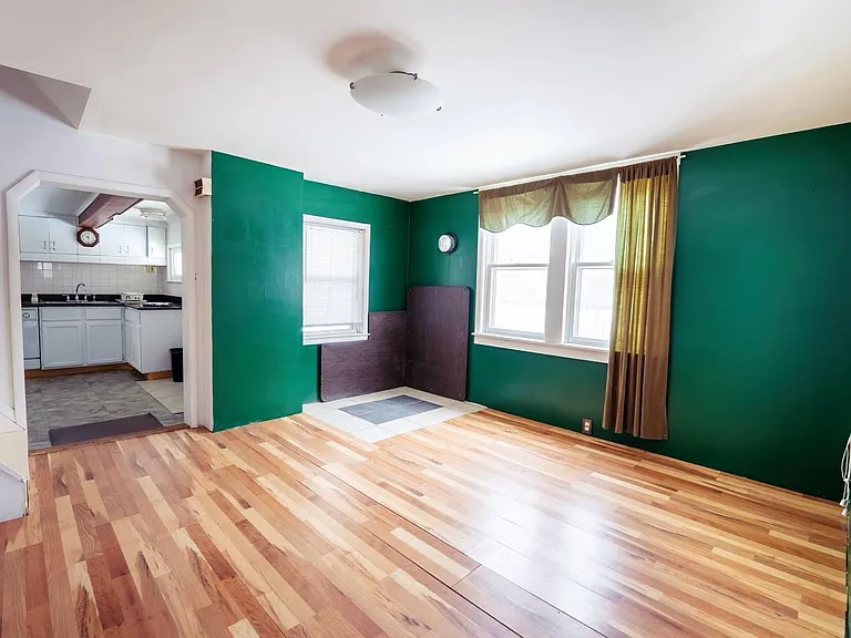 1034 Milton St N — Photo 4