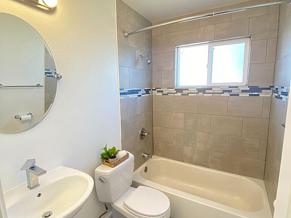 5th image of 1409 Carleton St APT C