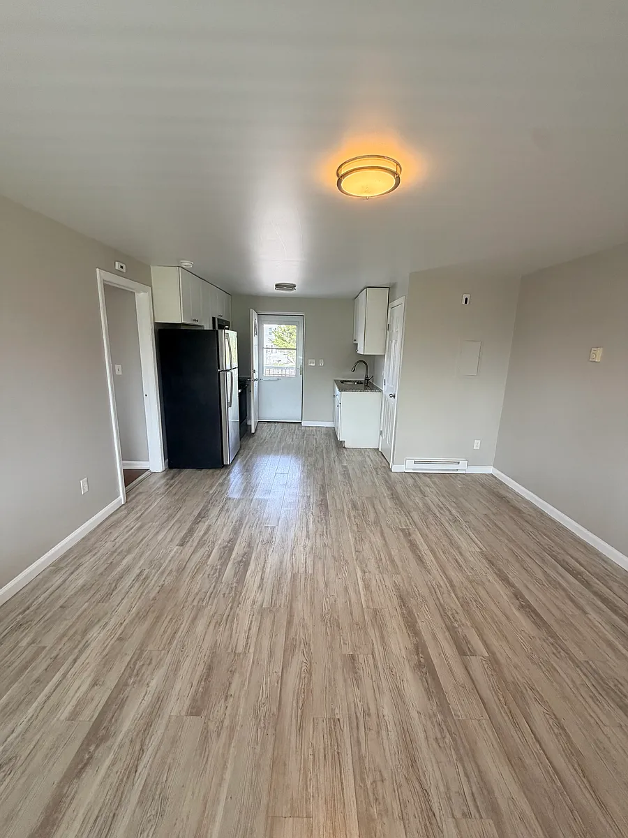 Building Photo - 129 Cosey Beach Ave #B2